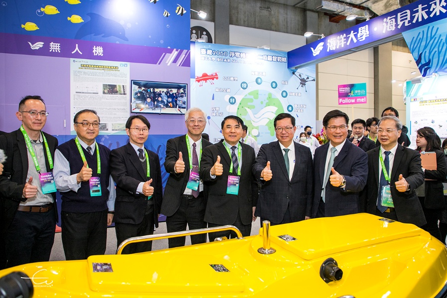 總統府秘書長林佳龍、行政院副院長鄭文燦等貴賓與海大團隊及智慧化無人船合影